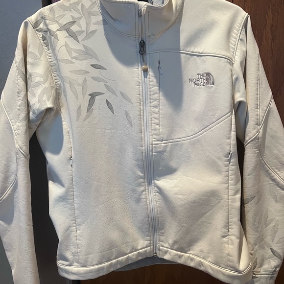 Gently used north face jacket. - Picture 3 of 3